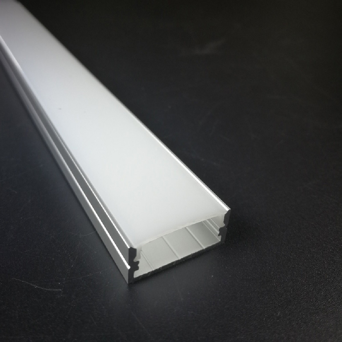 PERFIL ALUMINIO SOBREPOR 097/PS-05 9.15(A)X22.6(L) 2 METROS BRANCO/CINZA